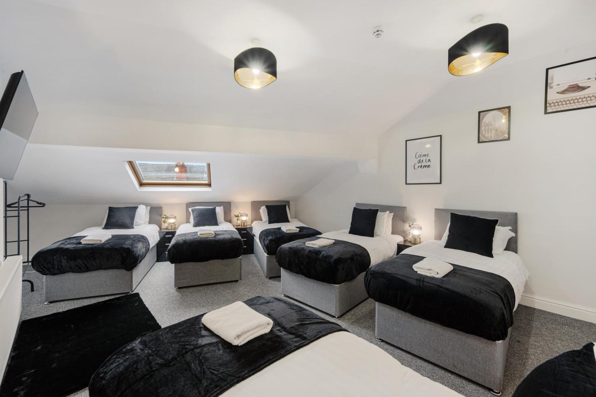 Anfield Cosy Stays - Air Host & Stay - Sleeps 14 리버풀 외부 사진