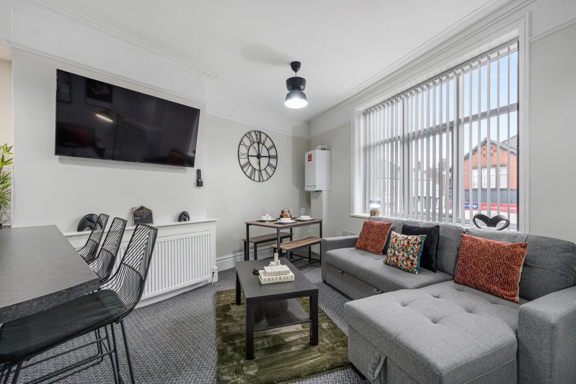 Anfield Cosy Stays - Air Host & Stay - Sleeps 14 리버풀 외부 사진