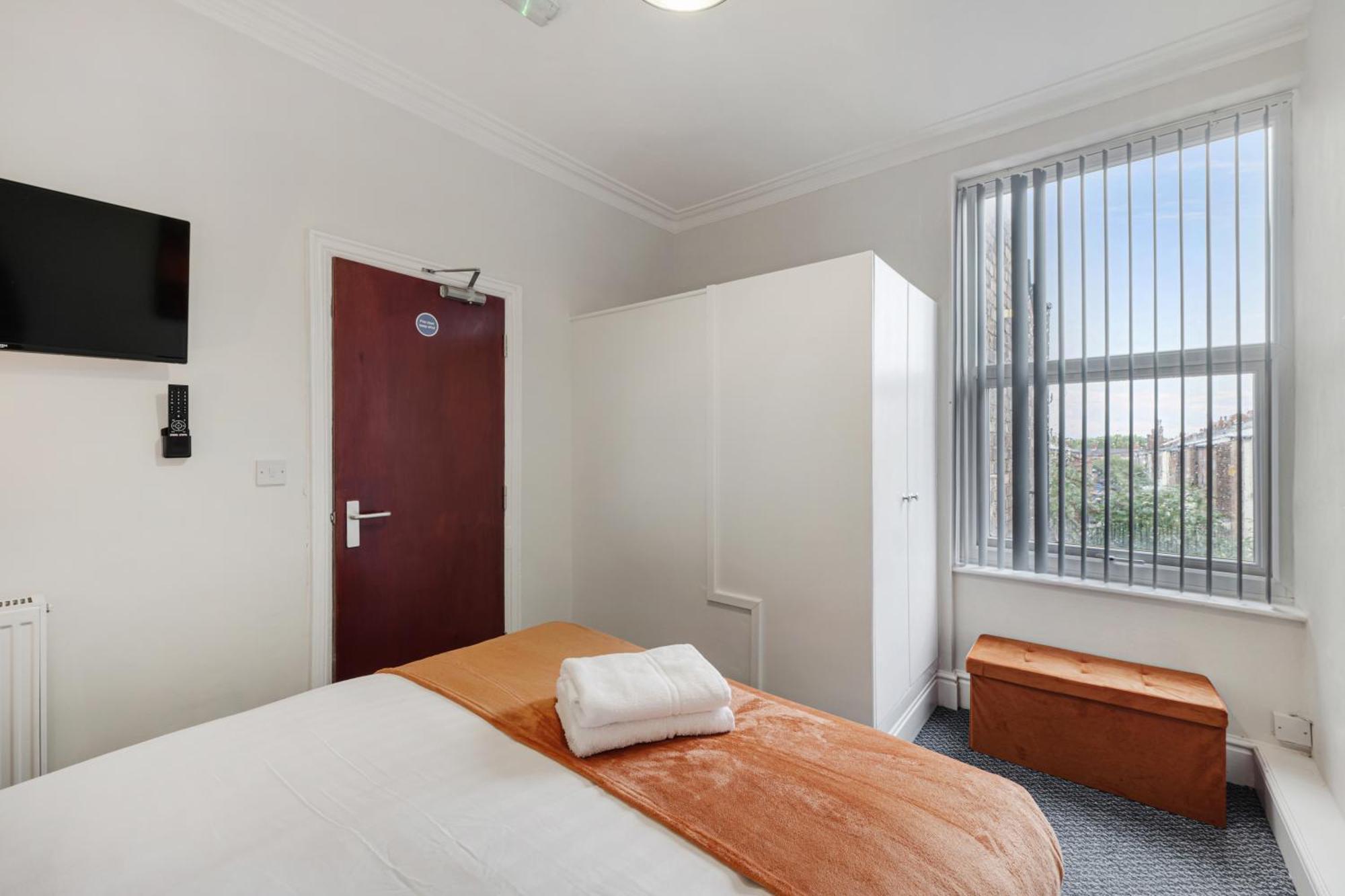 Anfield Cosy Stays - Air Host & Stay - Sleeps 14 리버풀 외부 사진