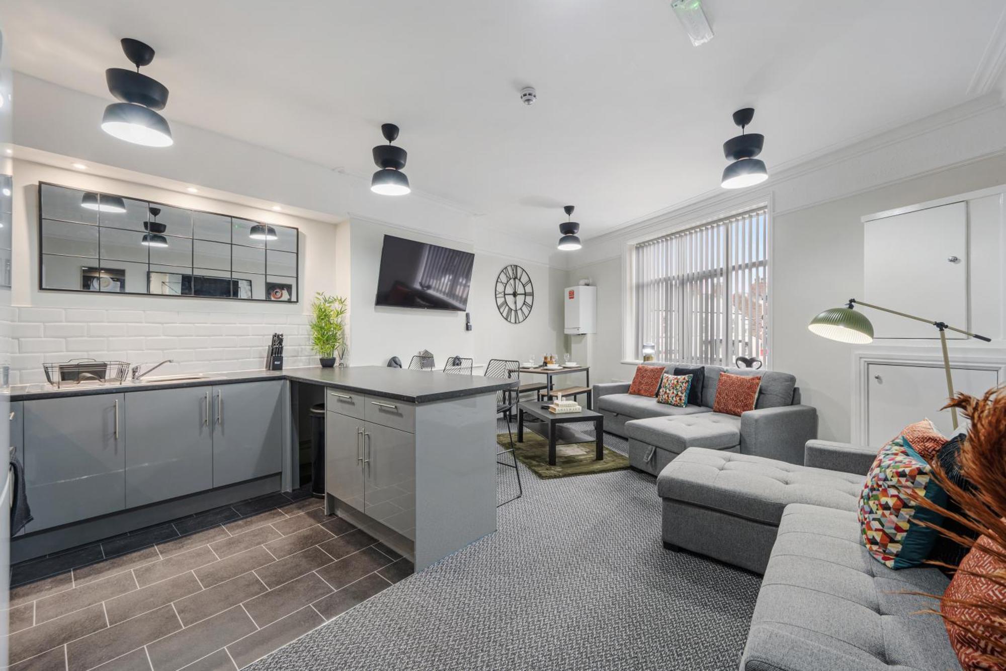 Anfield Cosy Stays - Air Host & Stay - Sleeps 14 리버풀 외부 사진
