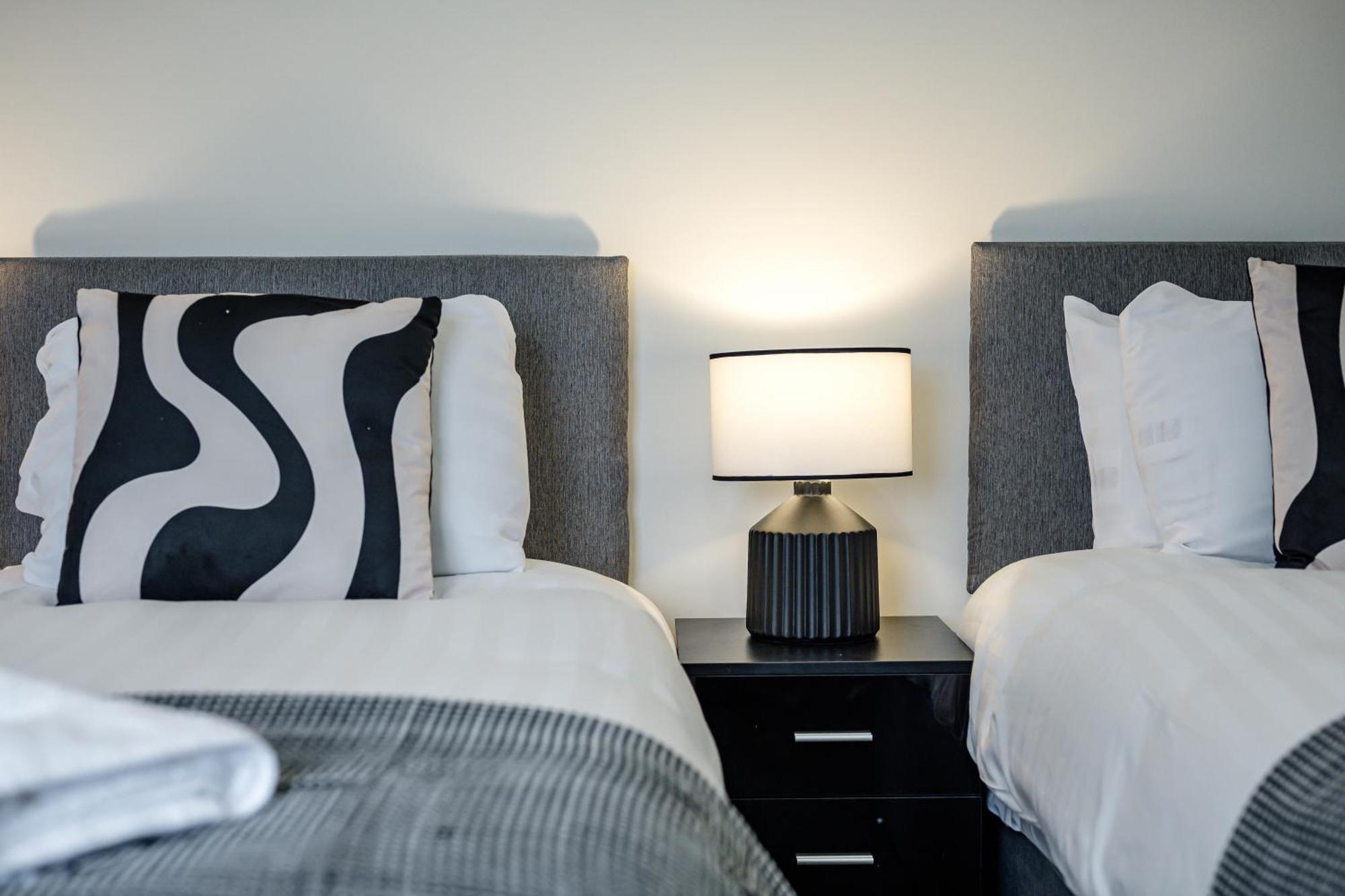 Anfield Cosy Stays - Air Host & Stay - Sleeps 14 리버풀 외부 사진