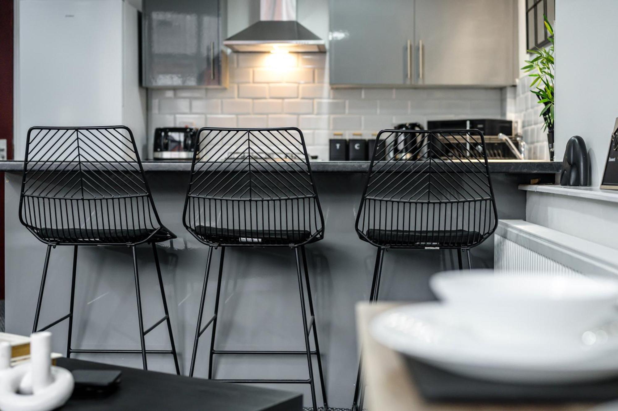 Anfield Cosy Stays - Air Host & Stay - Sleeps 14 리버풀 외부 사진
