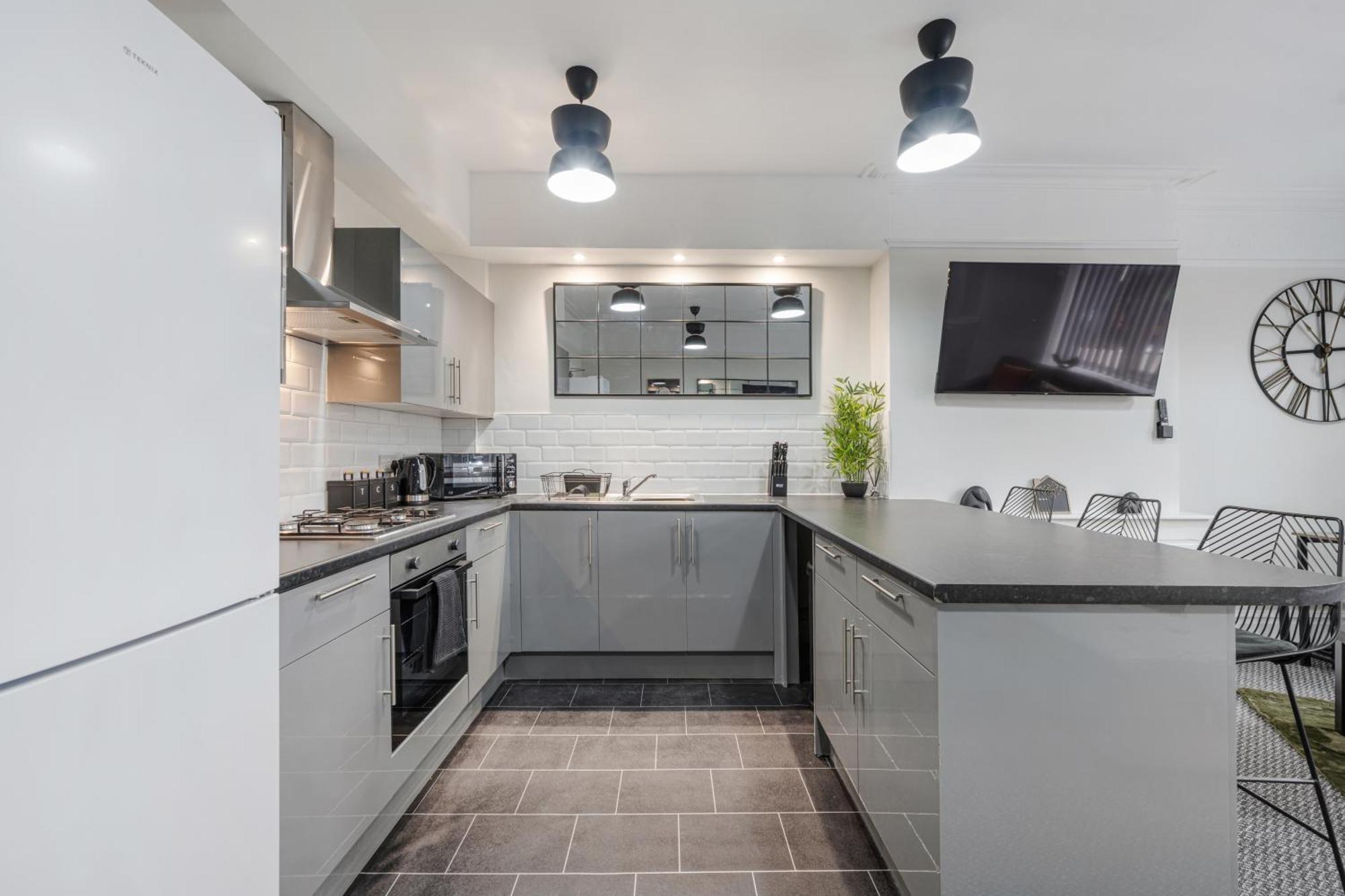 Anfield Cosy Stays - Air Host & Stay - Sleeps 14 리버풀 외부 사진