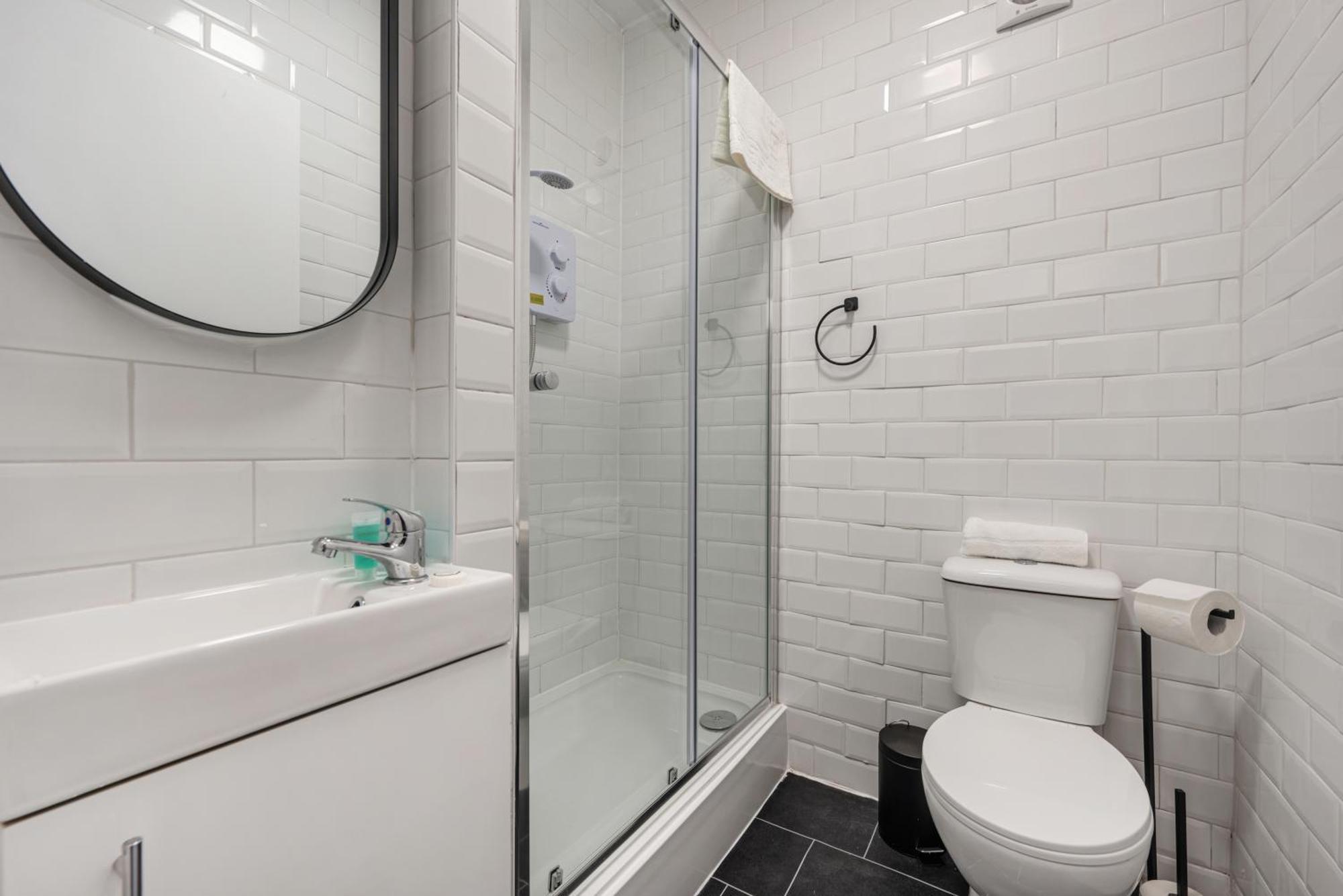 Anfield Cosy Stays - Air Host & Stay - Sleeps 14 리버풀 외부 사진