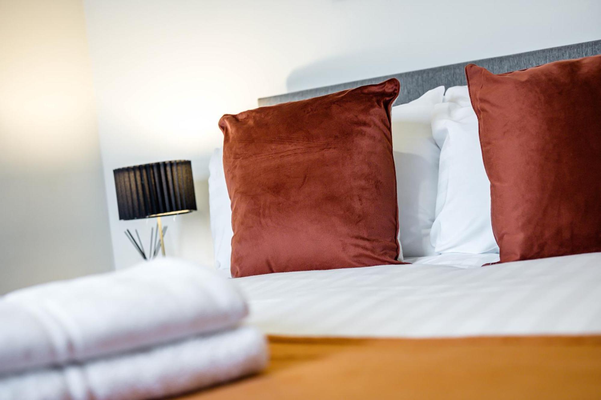 Anfield Cosy Stays - Air Host & Stay - Sleeps 14 리버풀 외부 사진
