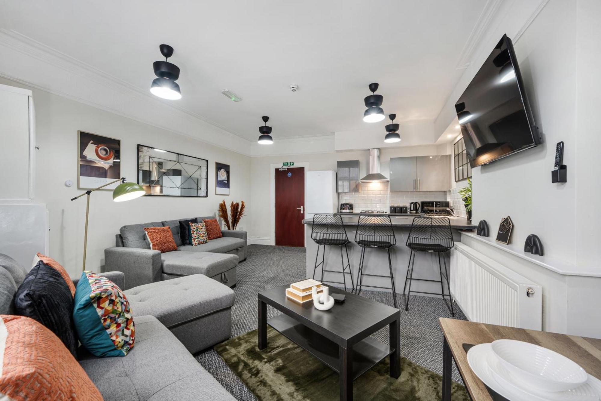 Anfield Cosy Stays - Air Host & Stay - Sleeps 14 리버풀 외부 사진