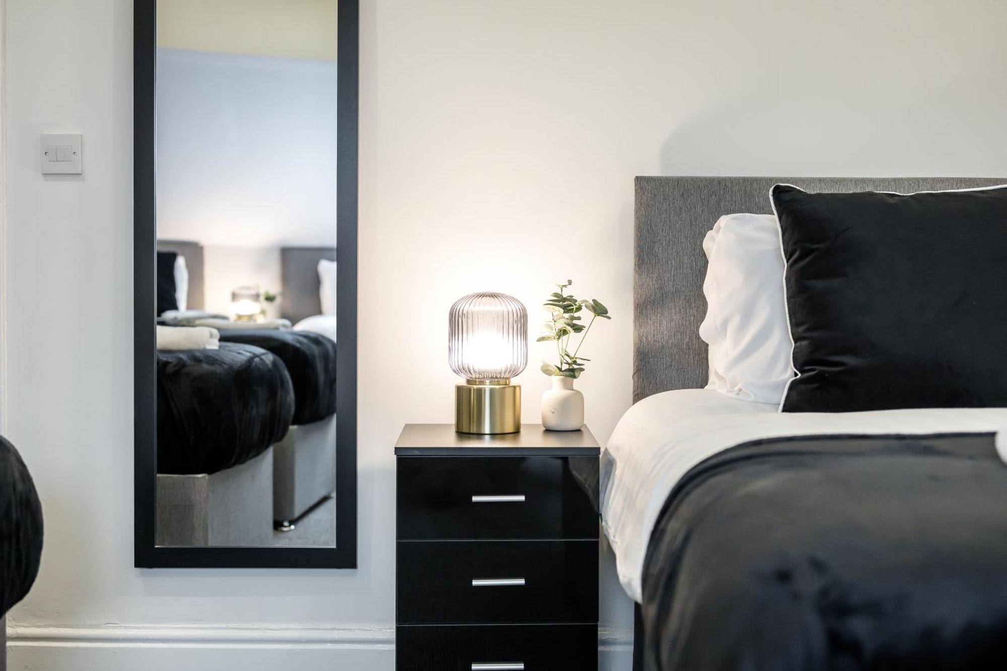 Anfield Cosy Stays - Air Host & Stay - Sleeps 14 리버풀 외부 사진